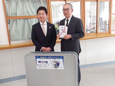 株式会社 東名自動車学校 代表取締役社長 川﨑裕司より、静岡産業大学 藤枝キャンパスへ新型の傘除水機を寄贈させていただきました。