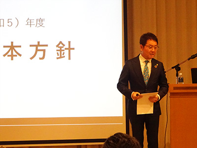 代表取締役社長 川﨑裕司による経営基本方針の発表　写真